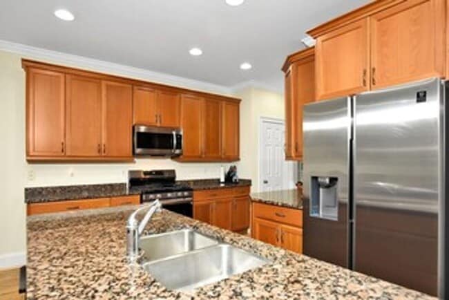 Building Photo - Furnished 3-bedroon townhouse end-unit for...