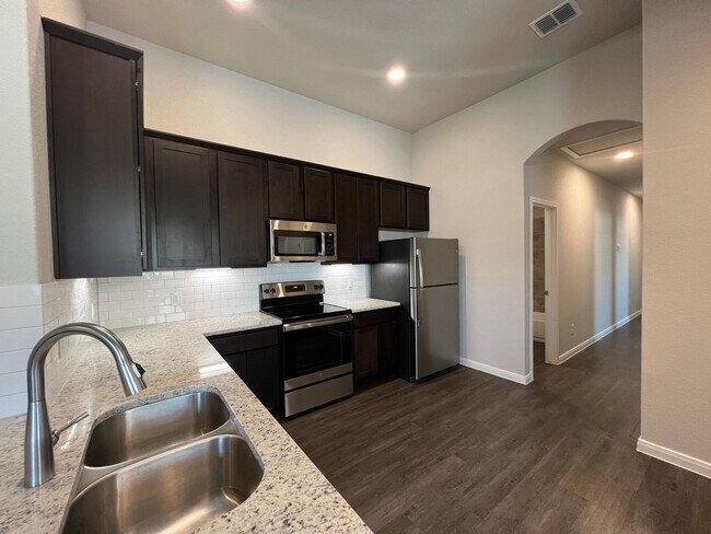 Building Photo - Luxury duplex in Seguin!