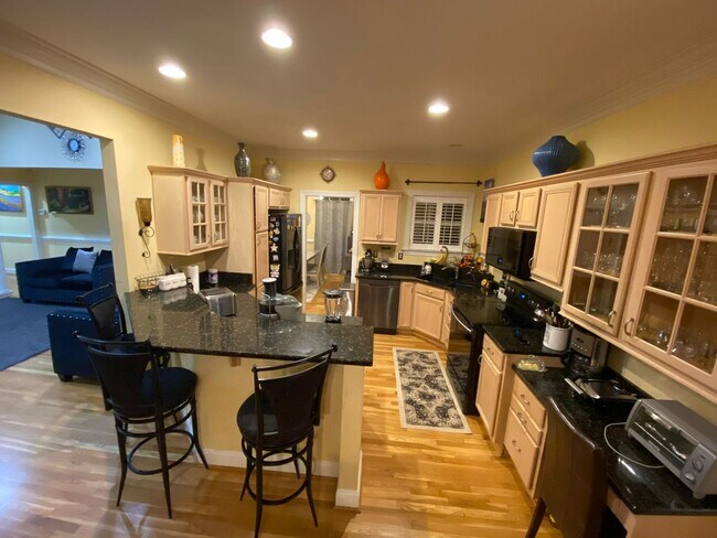 Building Photo - Spacious 4 bed home in desirable Snug Harbor!