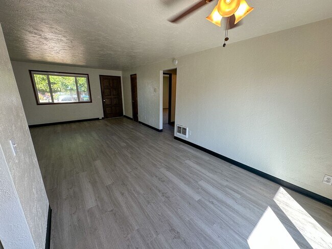 Building Photo - EVERGREEN1574-1594