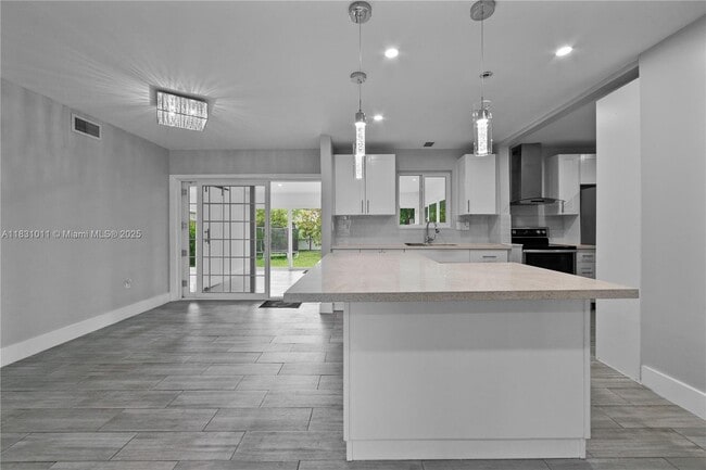 Building Photo - 16400 SW 100th Ct
