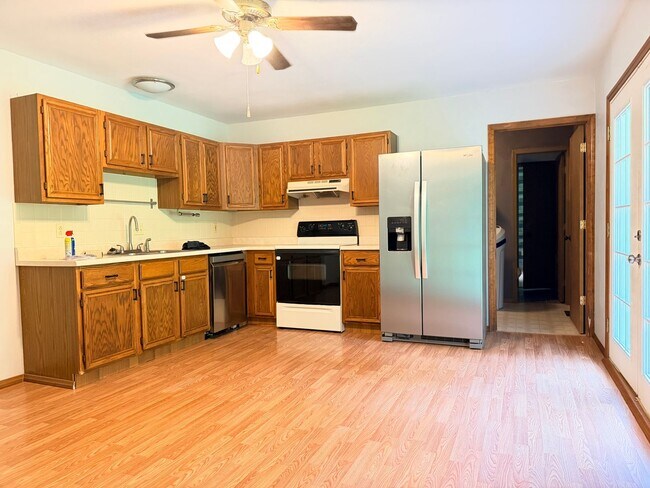 Building Photo - 2622 Camelot Ct