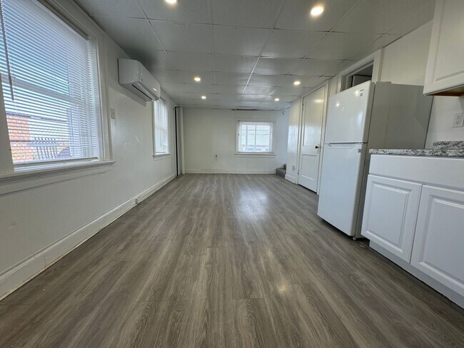 Building Photo - Spacious Rooftop Studio Efficiency with Galley Kitchen