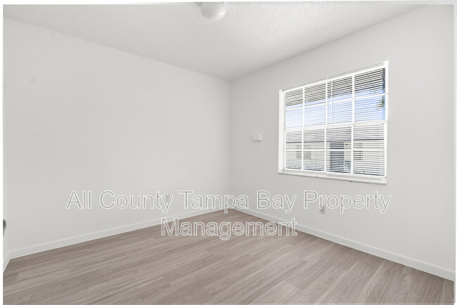 Building Photo - 402 W Columbus Dr
