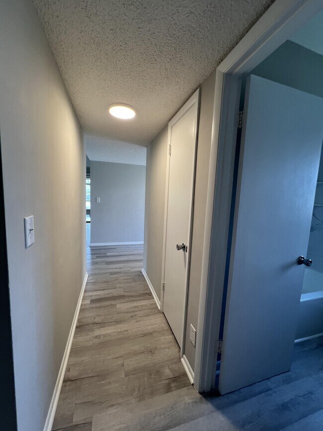 Building Photo - 1920 W Lakeview Blvd