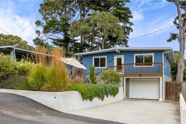 Building Photo - Pacific Grove 3 Bedroom Gem