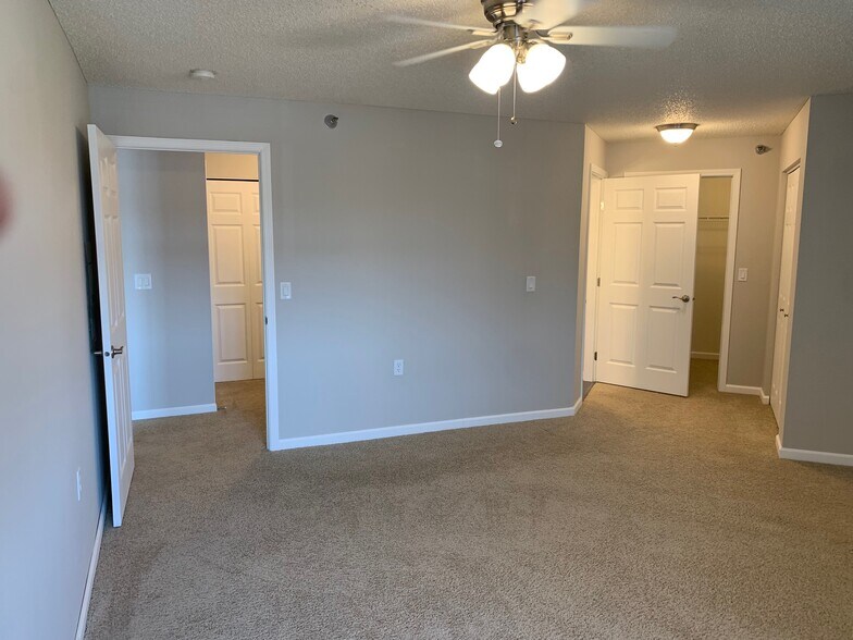 Building Photo - 1321 Lake Dr W