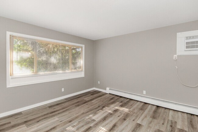 Building Photo - $200 off of 1st months rent if rented by 1...