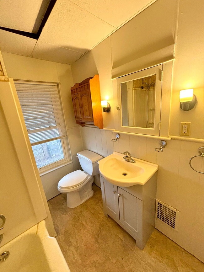 Building Photo - 715 6th St