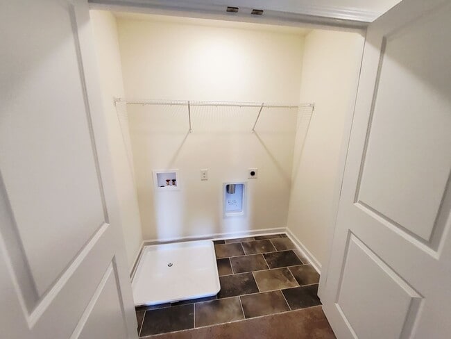 Building Photo - Kodak 37764 - 3 bedroom 2.5 bath townhouse - call Dustin Walker 865-221-0197