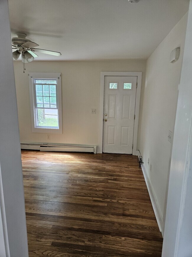 Living r - 164-2 Bridgeport Ave