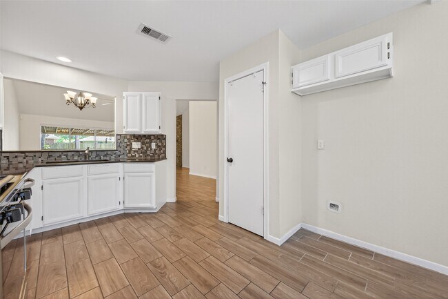 Building Photo - 2502 Old Oak Ln