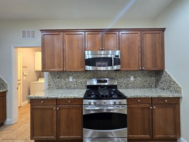 Building Photo - A Beautiful Single Story Townhouse! 3 Bed,...