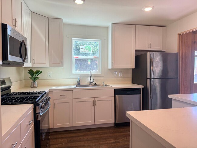 Building Photo - Perfect home in the perfect location!