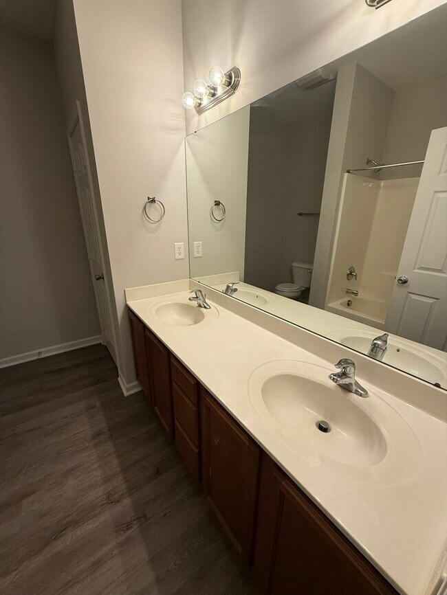 Building Photo - Beautiful 3 Bedroom Town Home! AMAZING CARY LOCATION!!!!