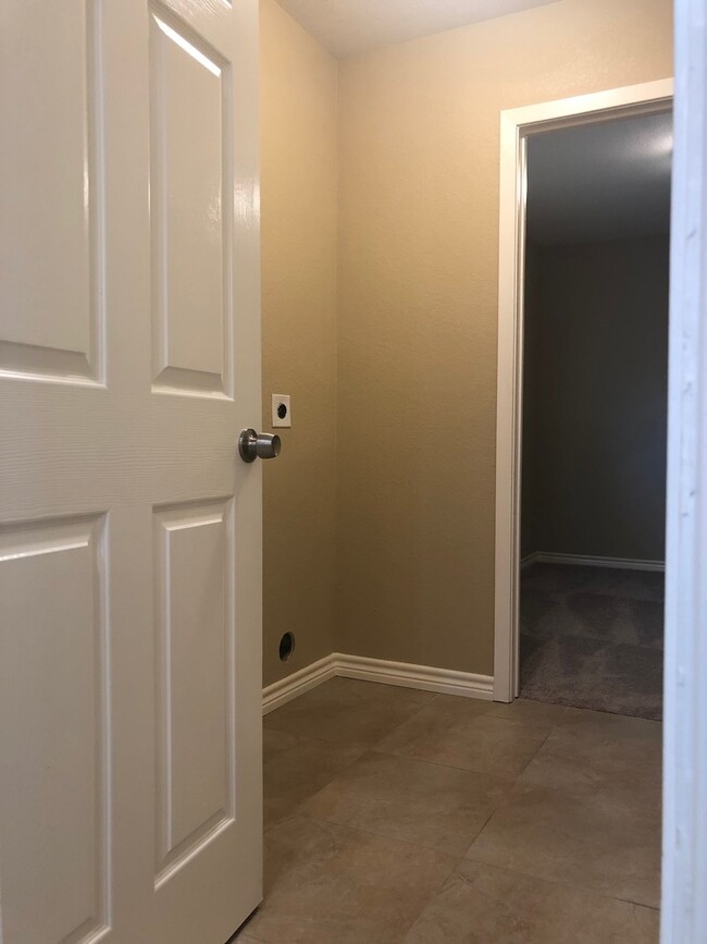 Building Photo - 4 Bedroom / 2 Bath / 2 Car Garage