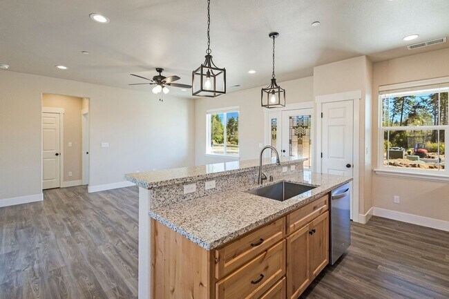 Building Photo - Large 2 Bed, 2 Bath in Paradise. Available...