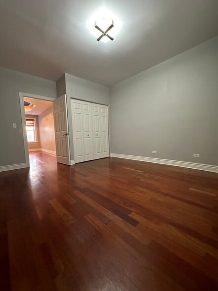 Building Photo - 528 W Cornelia Ave