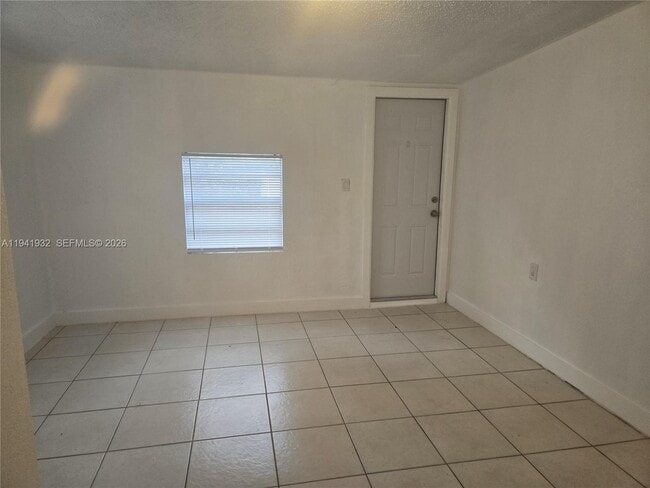 Building Photo - 1645 Lauderdale Manor Dr