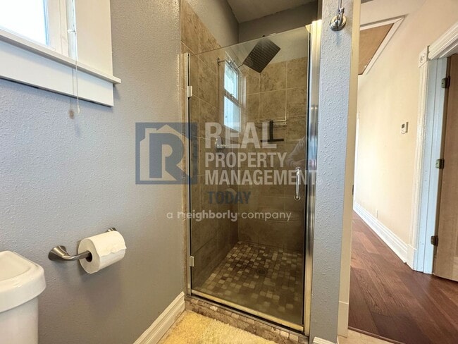 Building Photo - Charming Historic 3 Bedroom!