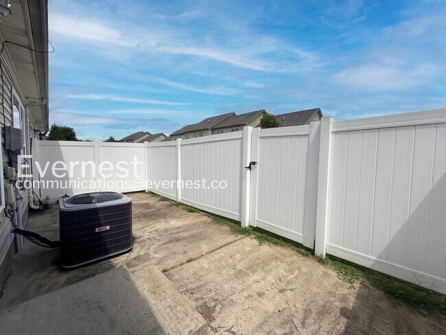 Building Photo - 3-Bed/3-Bath Townhome/Available Now!