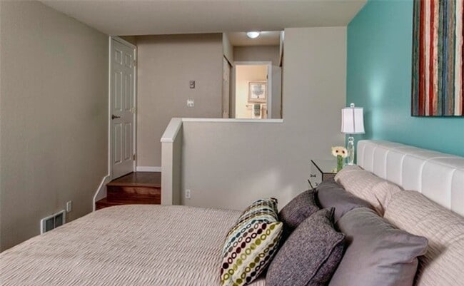 Building Photo - Beautiful Home located near Juanita Bay Water Front with 2 Bed and 2 Bath