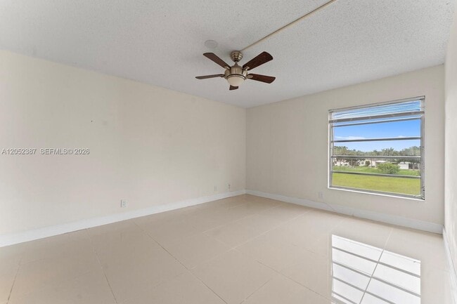 Building Photo - 430 Commodore Dr