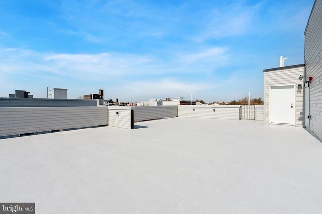 Building Photo - 2520 N Front St