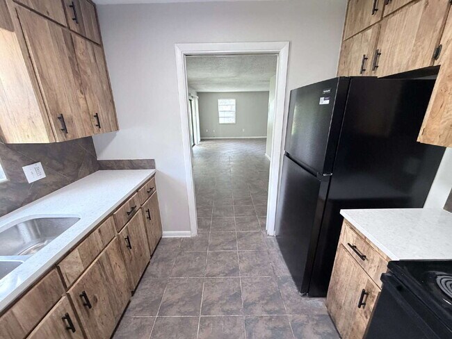 Building Photo - "Charming 3-Bedroom Home with 2 Full Baths in Prime Lakeland Location!"