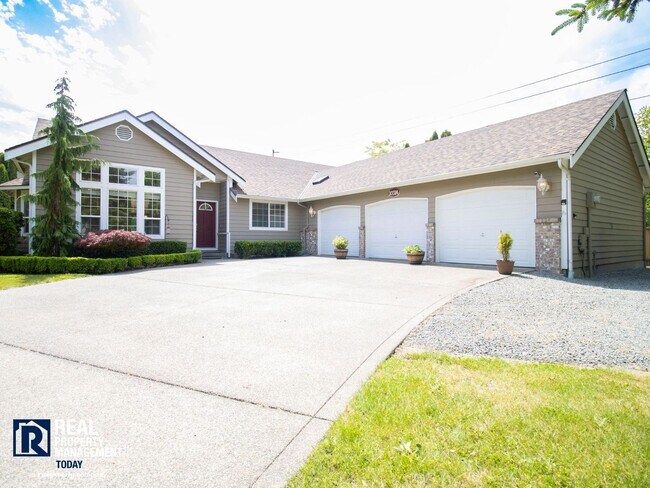 Building Photo - Beautiful 4BR Home Near Orting with Large Yard, Oversized Garage & A/C