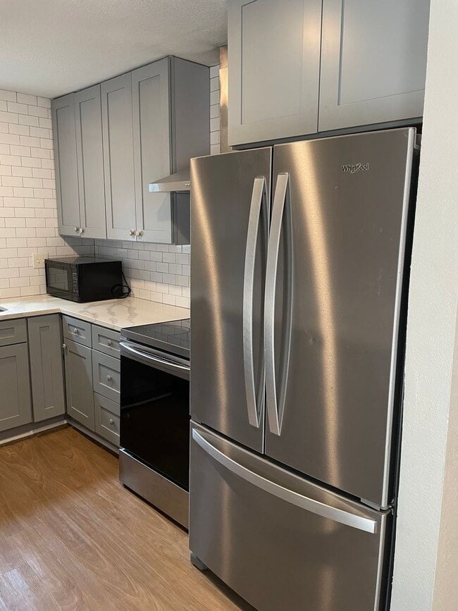 Building Photo - Available Now! Updated and Upgraded 3 Bed/2 Bath_Lawn Care Included