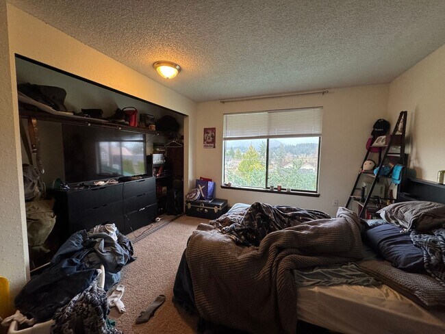 Building Photo - 2 Bedroom 1.5 Bath Townhouse near WWU and Fairhaven w/ Attached Garage