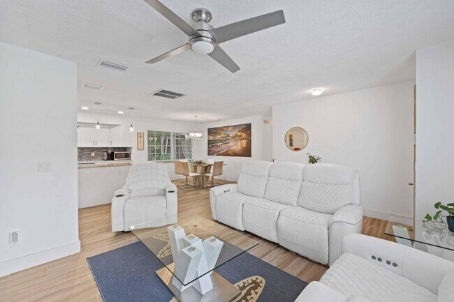 Building Photo - 5554 Hibiscus Rd