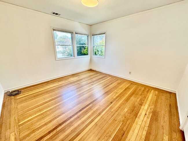 Building Photo - Remodeled 3Bed/2Bath Home in San Leandro –...