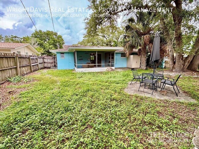 Building Photo - 649 Jacaranda St