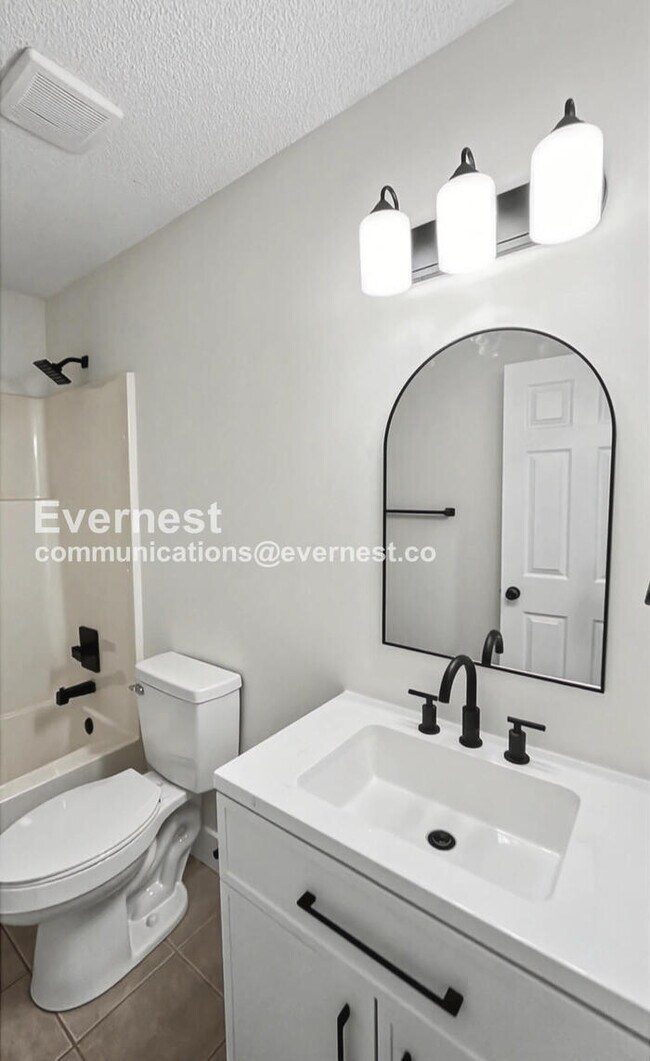 Building Photo - 3 Bed/2.5 Bath Home with Garage / Pet-Friendly / Vouchers Accepted / Available Now!