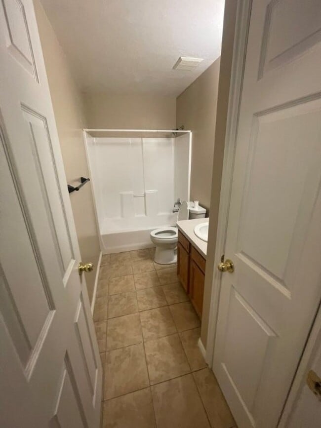 Building Photo - Your New Chapter Starts Here – 5 Bed, 2 Bath Syracuse Home + 2 Weeks Free!