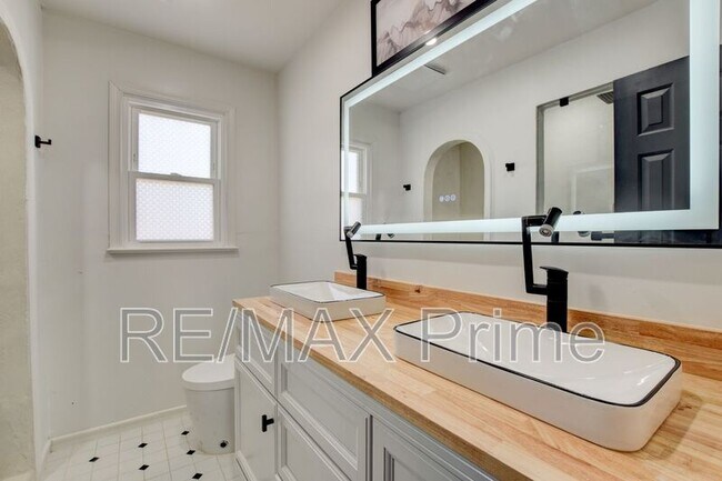 Building Photo - 412 Saddle Ct