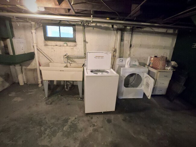 Building Photo - 8/1 Fantastic Location. Fenced Yard. 4 bed 2 bath. Porch. Hardwood. Close to CMU