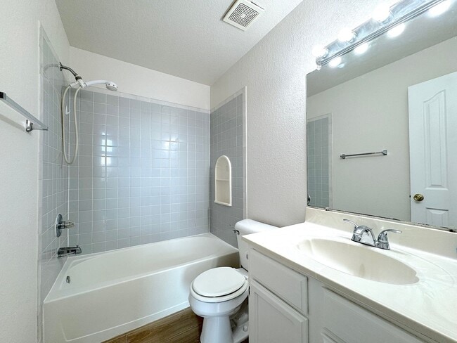 Building Photo - East El Paso 2bed/2Bath Duplex!
