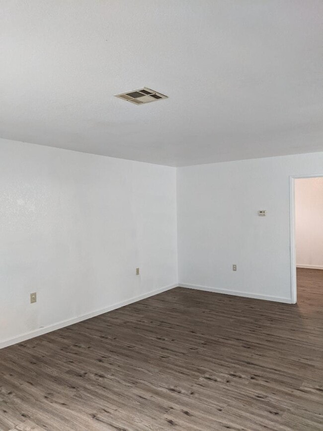 Building Photo - 1320 Lakewood Ave