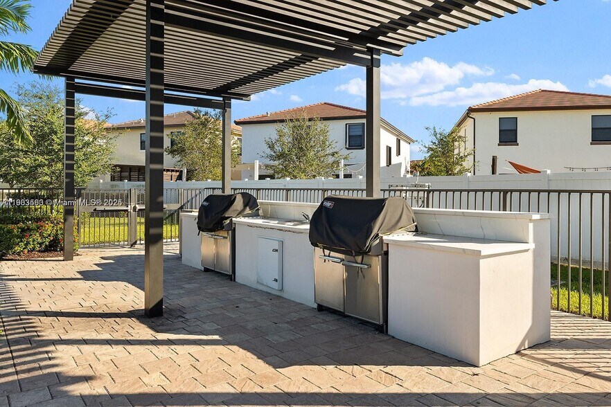 Building Photo - 10537 W 32nd Ln