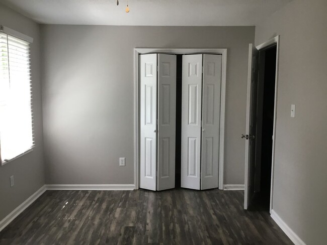 Building Photo - Newly Renovated - 1 Bedroom / 1 Bath Apart...