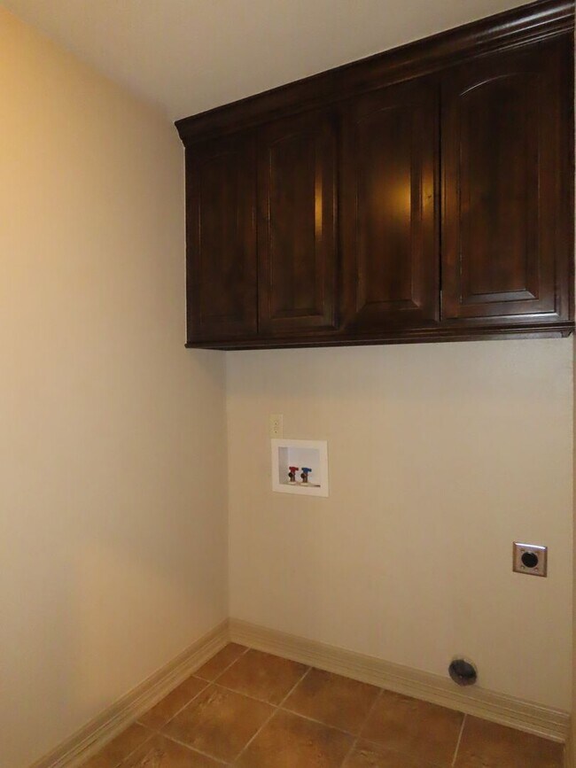 Building Photo - Lindale ISD- Gorgeous 4 Bedroom 2.5 Bathro...
