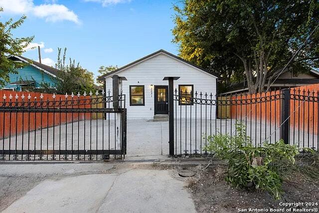 Building Photo - 2031 S Trinity St