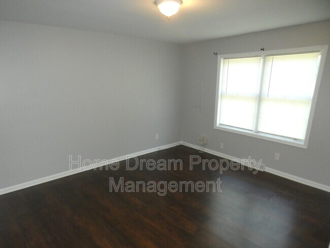 Building Photo - 1823 Meadow Dr