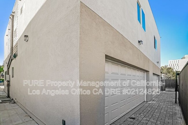 Building Photo - 1344 N Kenmore Ave