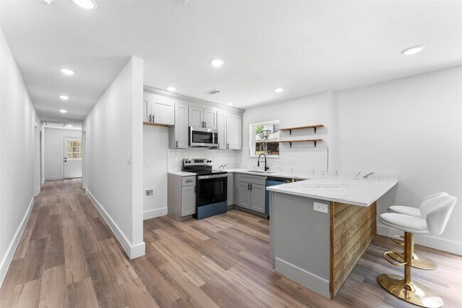 Building Photo - 2730 Gladstone Dr