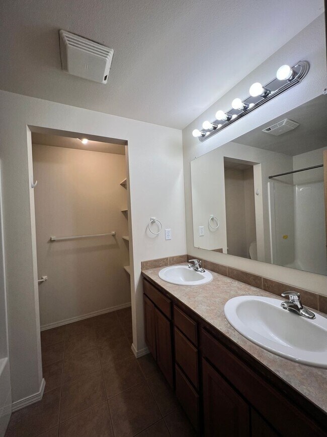 Building Photo - 1713 W Fern Dr