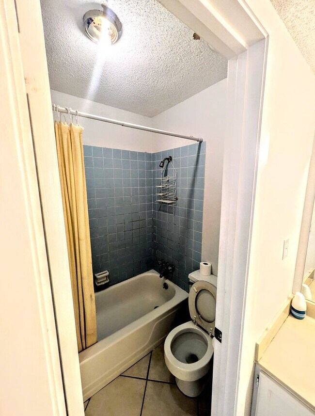 Building Photo - Annual UNfurnished 3-bedroom, 2/ 1/2 bathr...